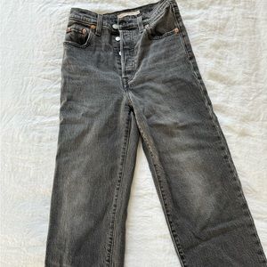 Levi’s size 23 rib cage straight, gray